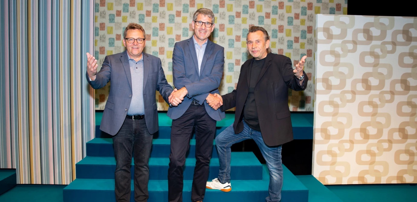 Sichtlich happy und vor den Vorhand geholt: GF Martin Summer (Mitte) mit Augustin Jagg (links) und Hubert Dragaschnig (rechts) vom Theater Kosmos. Sichtlich happy und vor den Vorhand geholt: GF Martin Summer (Mitte) mit Augustin Jagg (links) und Hubert Dragaschnig (rechts) vom Theater Kosmos.